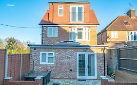 Newly Refurbished Modern 4 Bed Detached House !